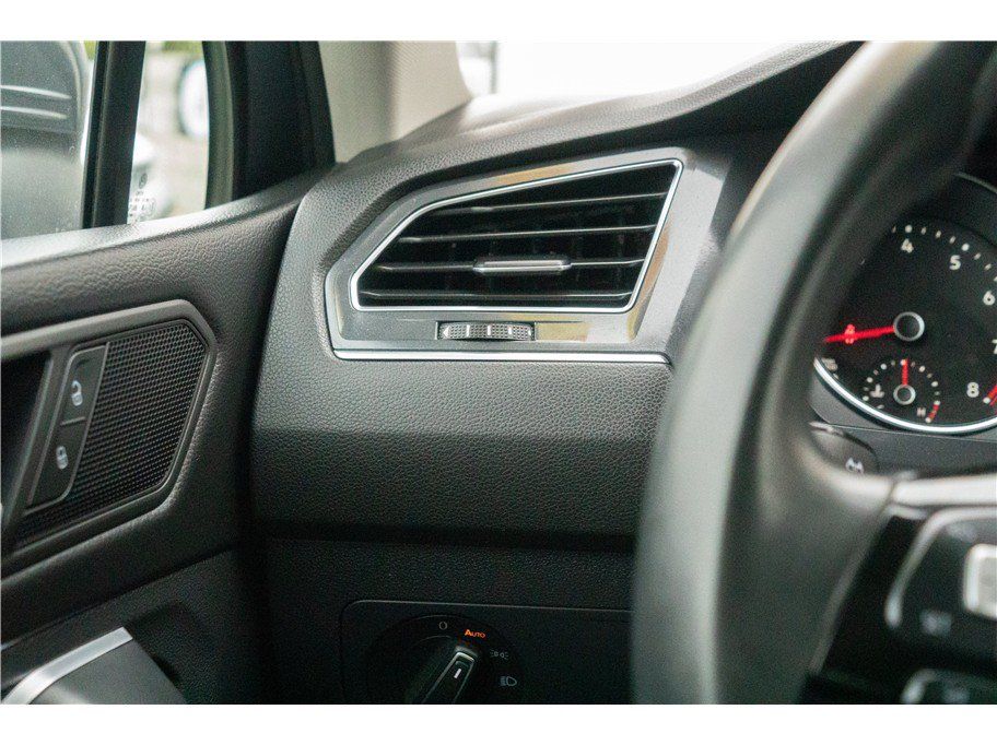 Used 2020 Volkswagen Tiguan SE w/ Panoramic Sunroof Package FWD image 14