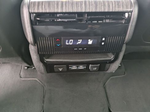 Used 2024 Jeep Wagoneer Series II w/ Flexible Seating Group image 15