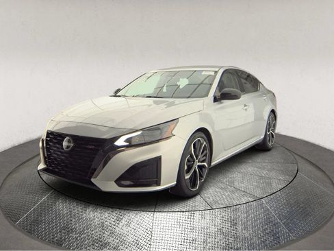 Used 2023 Nissan Altima 2.5 SR FWD image 3