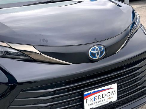 Used 2024 Toyota Sienna XLE Woodland Edition image 31