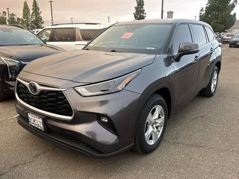 Used 2022 Toyota Highlander LE FWD image 2