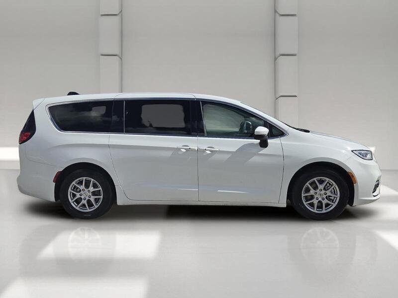 Certified 2023 Chrysler Pacifica Touring-L FWD image 6