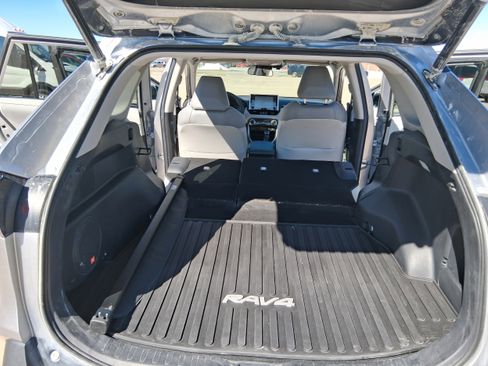 Used 2021 Toyota RAV4 XLE Premium image 20