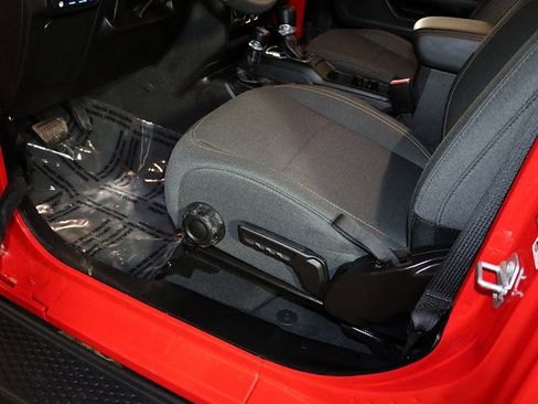 Used 2025 Jeep Wrangler Unlimited Sahara image 25