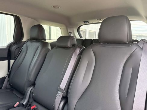 Used 2023 Kia Carnival LX FWD image 12