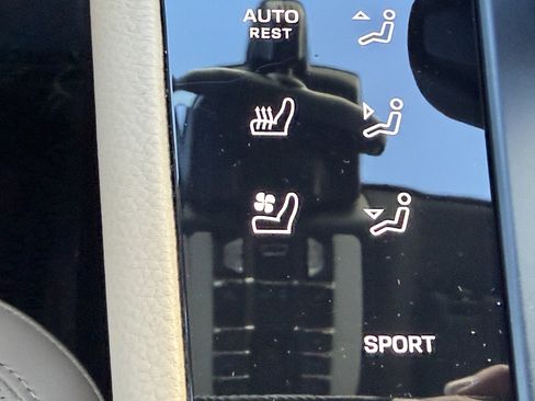 Certified 2022 Porsche Macan image 30