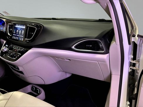Used 2019 Chrysler Pacifica Touring-L Plus w/ Advanced Safetytec Group FWD image 26