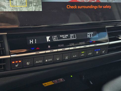 Used 2025 Toyota Sienna Platinum AWD/4WD image 30