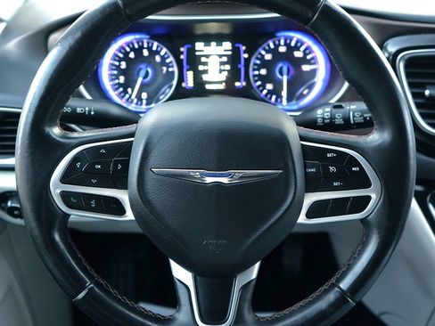 Used 2018 Chrysler Pacifica Touring-L image 17