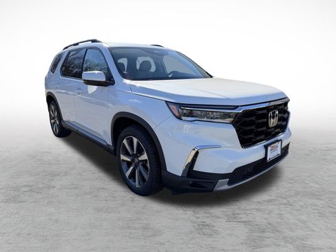 Certified 2024 Honda Pilot Touring image 3