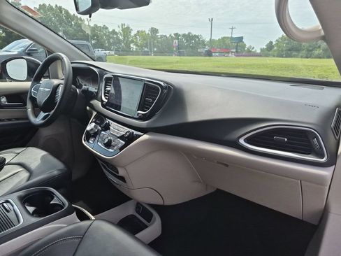 Used 2024 Chrysler Pacifica Touring-L FWD image 36