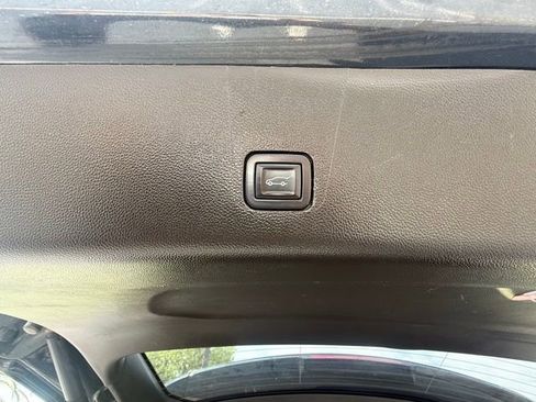 Used 2021 Chevrolet Traverse LT w/ LT Premium Package image 33