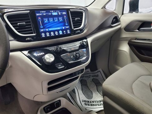 Used 2017 Chrysler Pacifica Touring image 15