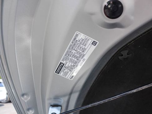 Used 2021 Toyota Highlander XLE AWD/4WD image 40