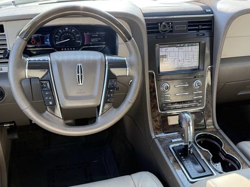 Used 2015 Lincoln Navigator 4WD image 6