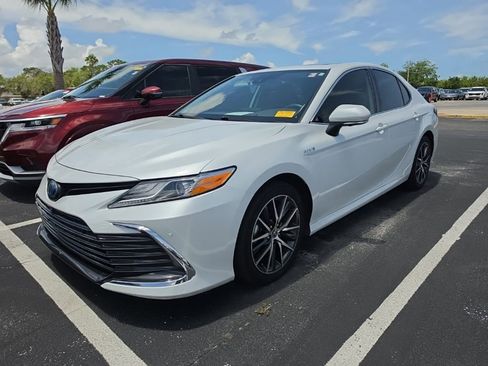 Used 2021 Toyota Camry XLE w/ Navigation Upgrade Package FWD image 5