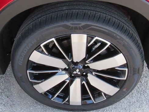 New 2025 Mitsubishi Outlander SE image 8