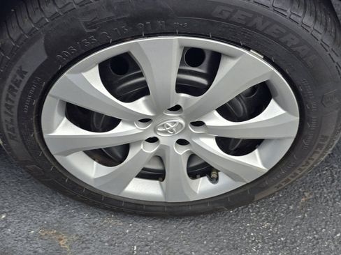 Used 2021 Toyota Corolla LE w/ Carpet Mat Package (TMS) FWD image 10