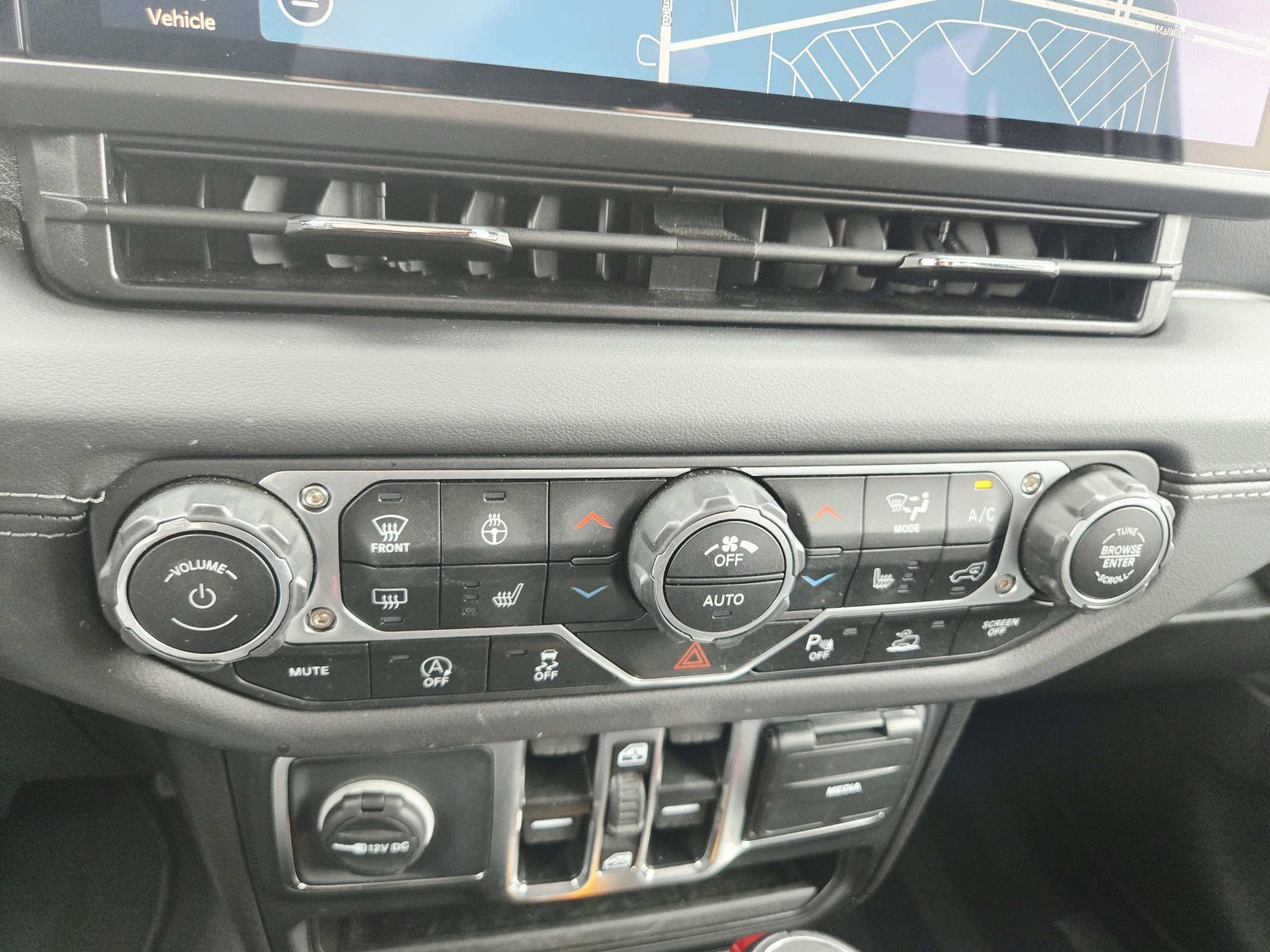 Used 2025 Jeep Wrangler Unlimited Sahara AWD/4WD image 34