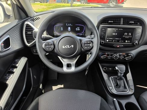 Certified 2025 Kia Soul LX w/ LX Technology Package FWD image 9