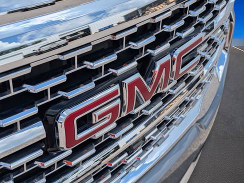 Used 2023 GMC Acadia Denali w/ Denali Technology Package FWD image 5