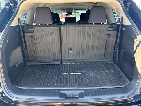 Used 2023 Toyota Highlander LE AWD/4WD image 18