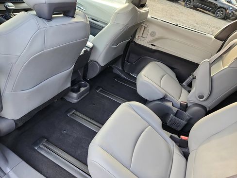 Used 2021 Toyota Sienna XLE image 12