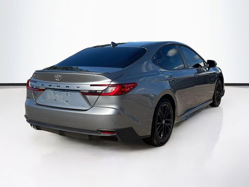 Used 2025 Toyota Camry SE image 3