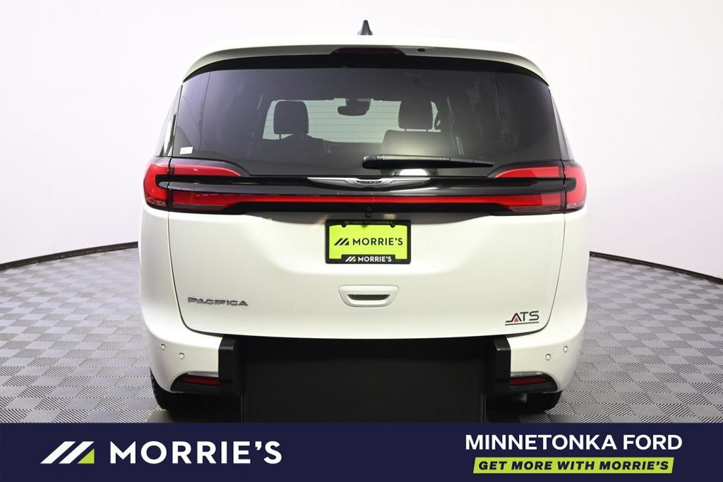 Used 2026 Chrysler Pacifica Select FWD image 7