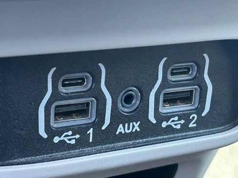 Used 2024 Chrysler Pacifica Limited FWD image 17