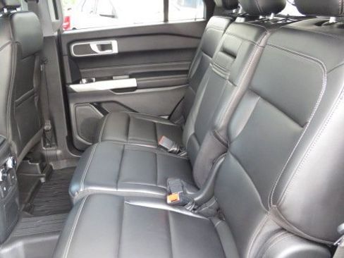 Certified 2022 Ford Explorer XLT w/ Equipment Group 202A image 6