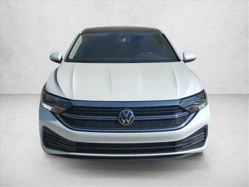 Used 2023 Volkswagen Jetta SE image 2