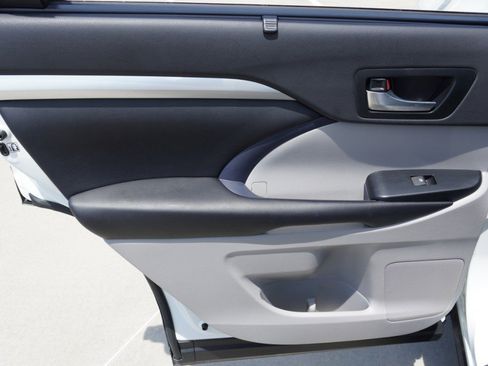 Used 2019 Toyota Highlander XLE FWD image 34
