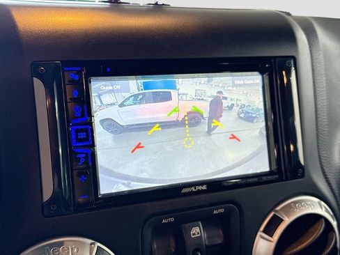 Used 2015 Jeep Wrangler Unlimited Rubicon w/ Connectivity Group image 15