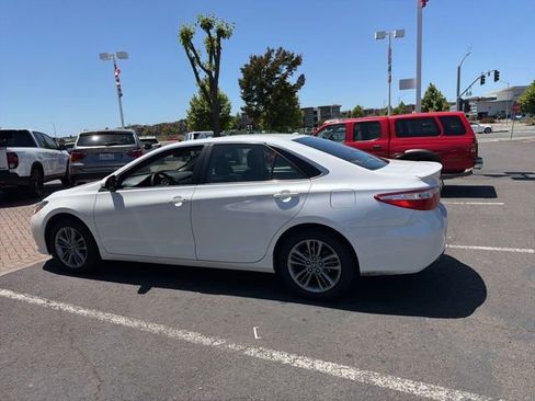 Certified 2017 Toyota Camry SE w/ Moonroof Package FWD image 10