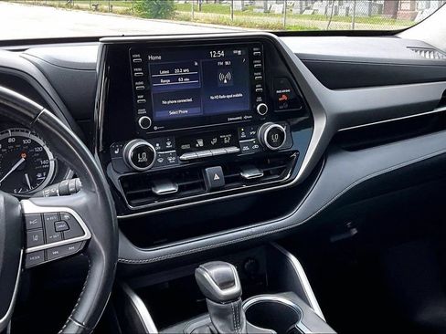 Used 2022 Toyota Highlander XLE FWD image 6