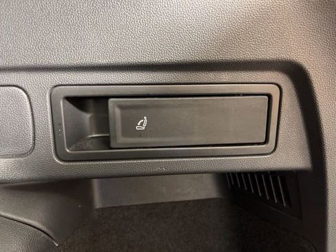 Used 2022 Volkswagen Tiguan SE image 48