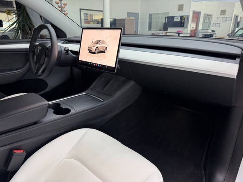 Used 2023 Tesla Model Y Long Range AWD/4WD image 18
