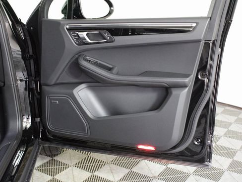 Used 2025 Porsche Macan image 37