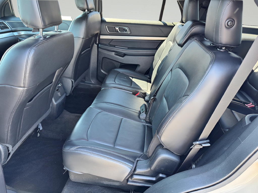 Used 2018 Ford Explorer XLT w/ Equipment Group 202A FWD image 31