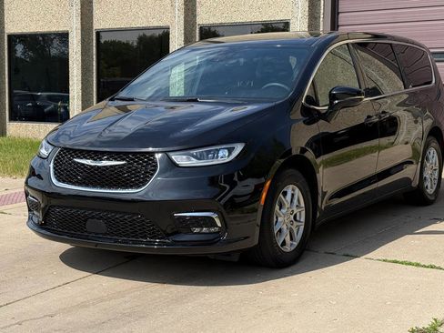 Used 2025 Chrysler Pacifica Select FWD image 3