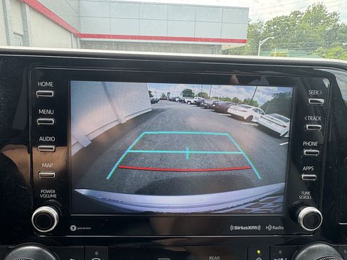 Used 2021 Toyota Highlander XLE AWD/4WD image 19