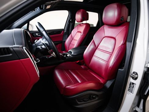 Certified 2023 Porsche Cayenne AWD/4WD image 5