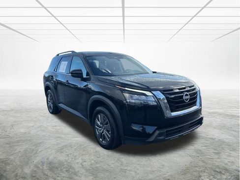 Used 2025 Nissan Pathfinder SV image 2