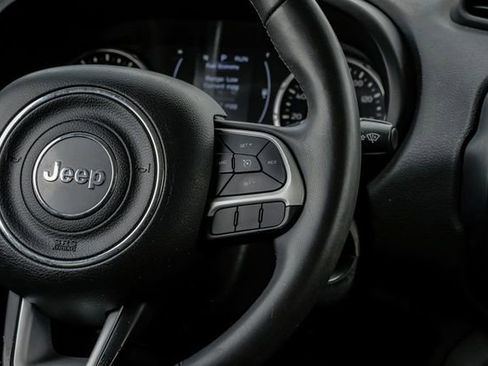 Used 2018 Jeep Renegade Latitude FWD image 21