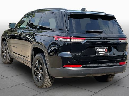 Used 2025 Jeep Grand Cherokee Altitude AWD/4WD image 12