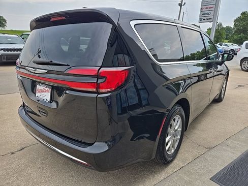 Used 2023 Chrysler Pacifica Touring-L FWD image 11
