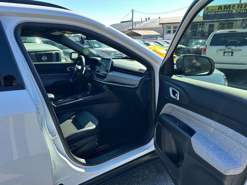 Used 2025 Jeep Compass Latitude image 11