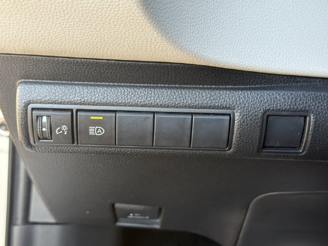 Used 2020 Toyota Corolla LE FWD image 33