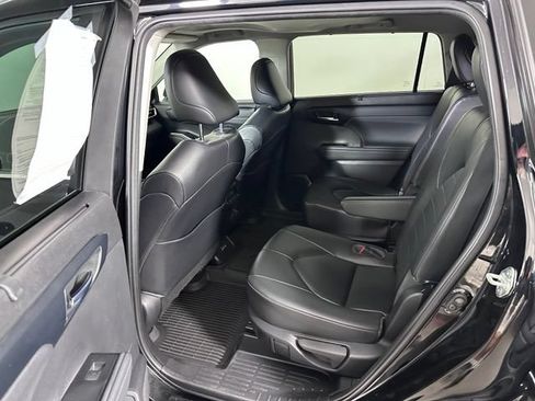 Used 2023 Toyota Highlander XLE AWD/4WD image 17